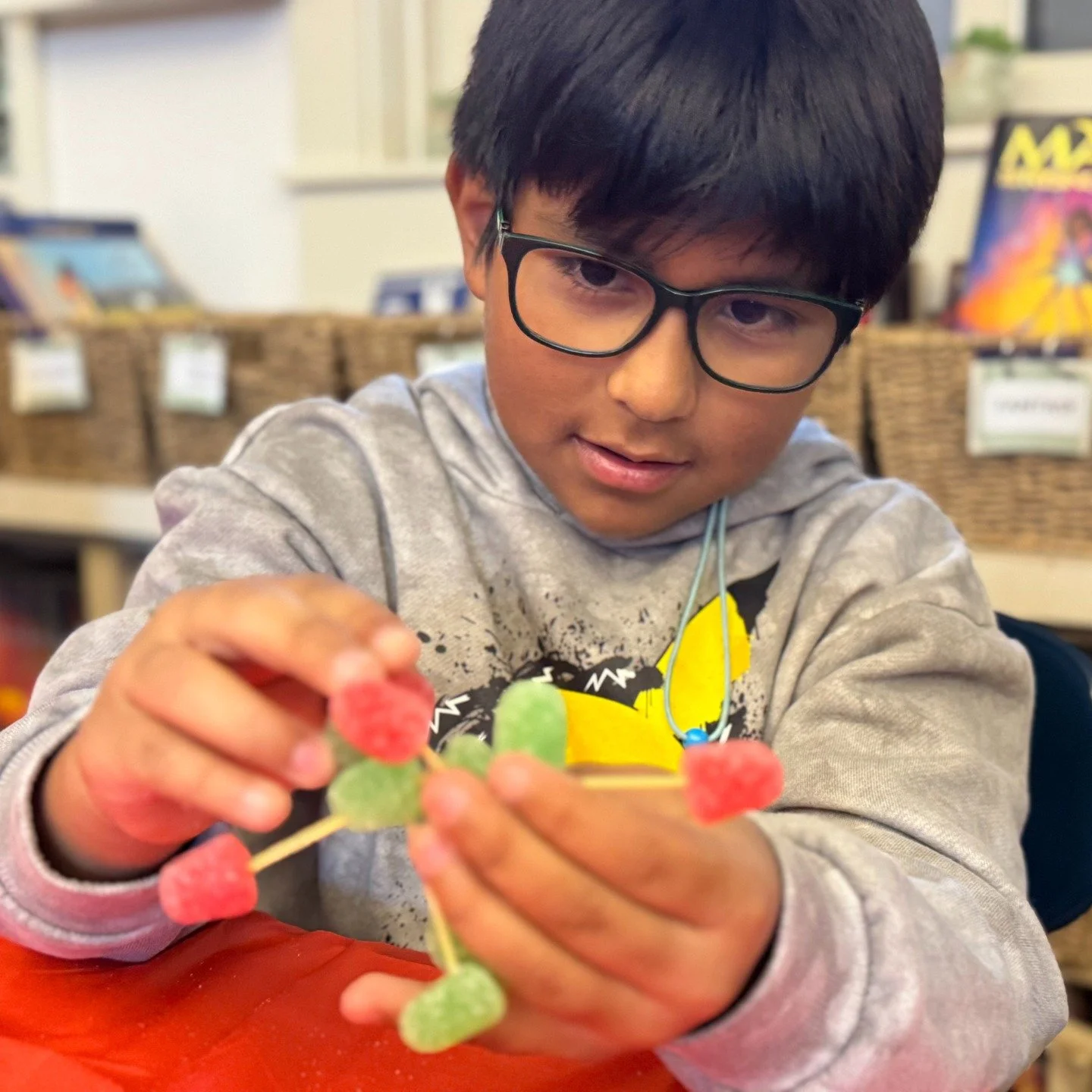 Friends + Stories + Sugar = A delicious recipe for festive fun!

At today's meetup we
☕️ sipped hot chocolate with all the fixings
📚 read the Grinch
🎁 passed around wrapped books to discover a new one to take home
🏗️ engineered gumdrop structures 