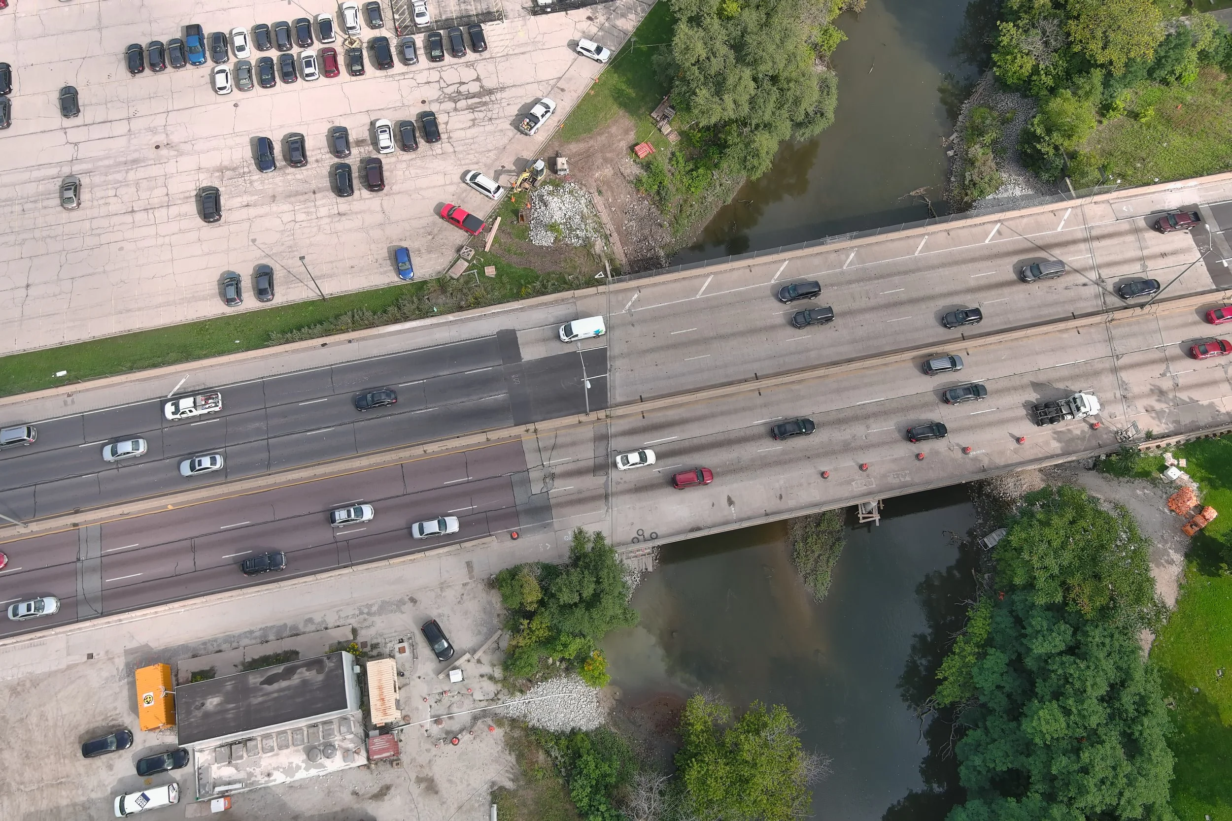 Aerial view of I-290 over Des Plaines River with adjacent parking lot and pump station