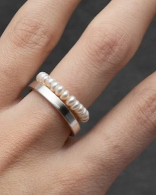 This delicate pearl ring is great for combining. Thanks to its flexible structure, it can be worn on several fingers of different sizes. Available in S, M and L 🐚
Take a look at the version of this ring with larger pearls in my Storyhighlights

#bea