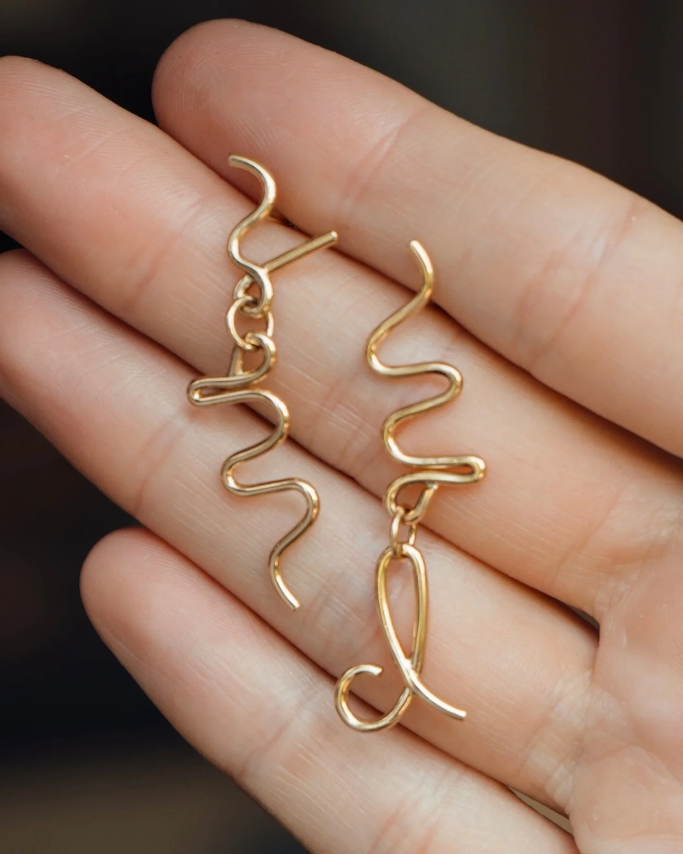 I recently had the honour of making these beautiful initial earrings for a friend on the occasion of the imminent birth of her daughter Ruby. They combine all the initials of the little family: M, D, M and R. All the best to you 🤍

Photo by @natalia