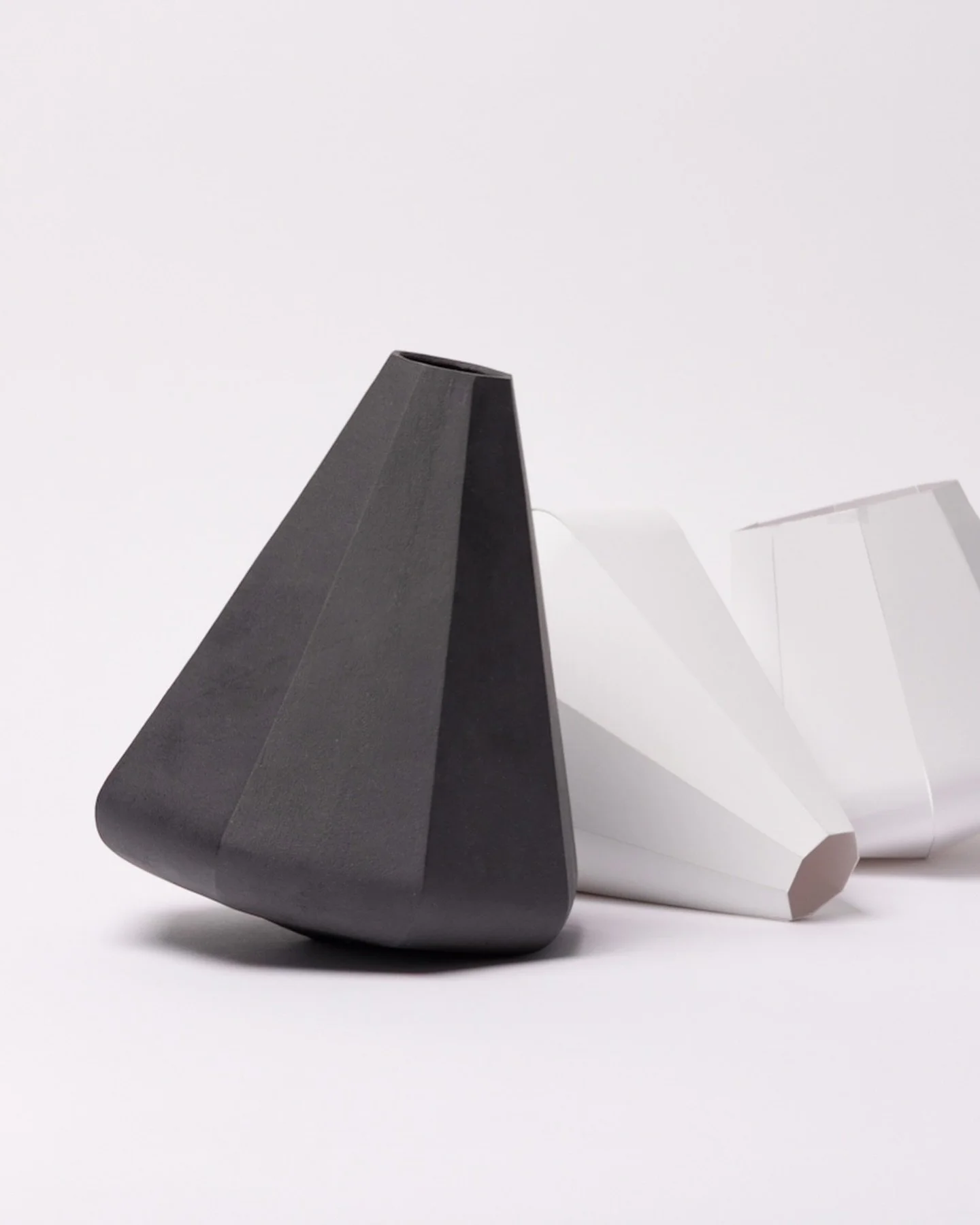 A long time ago, I showed you the paper models of my vase &bdquo;Souvenir&ldquo;. The first steps with the new material were quite a challenge for me and led me to the lovely @bildhauerei_seeling , who helped me to make my first mould. In the meantim