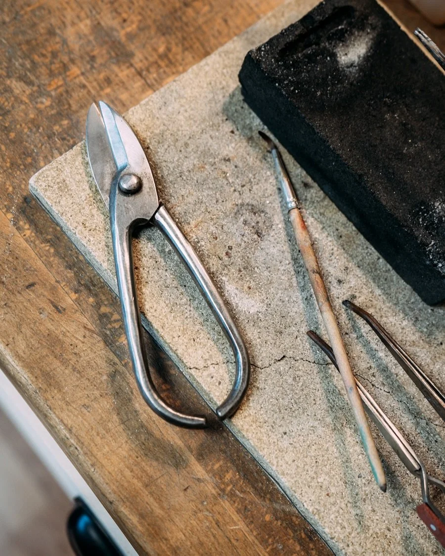 Me working on a Polygon-ring 

#ring #ringdesign #workshop #goldsmith #goldsmithing #workbench #minimalisticjewelry #workinprogress
