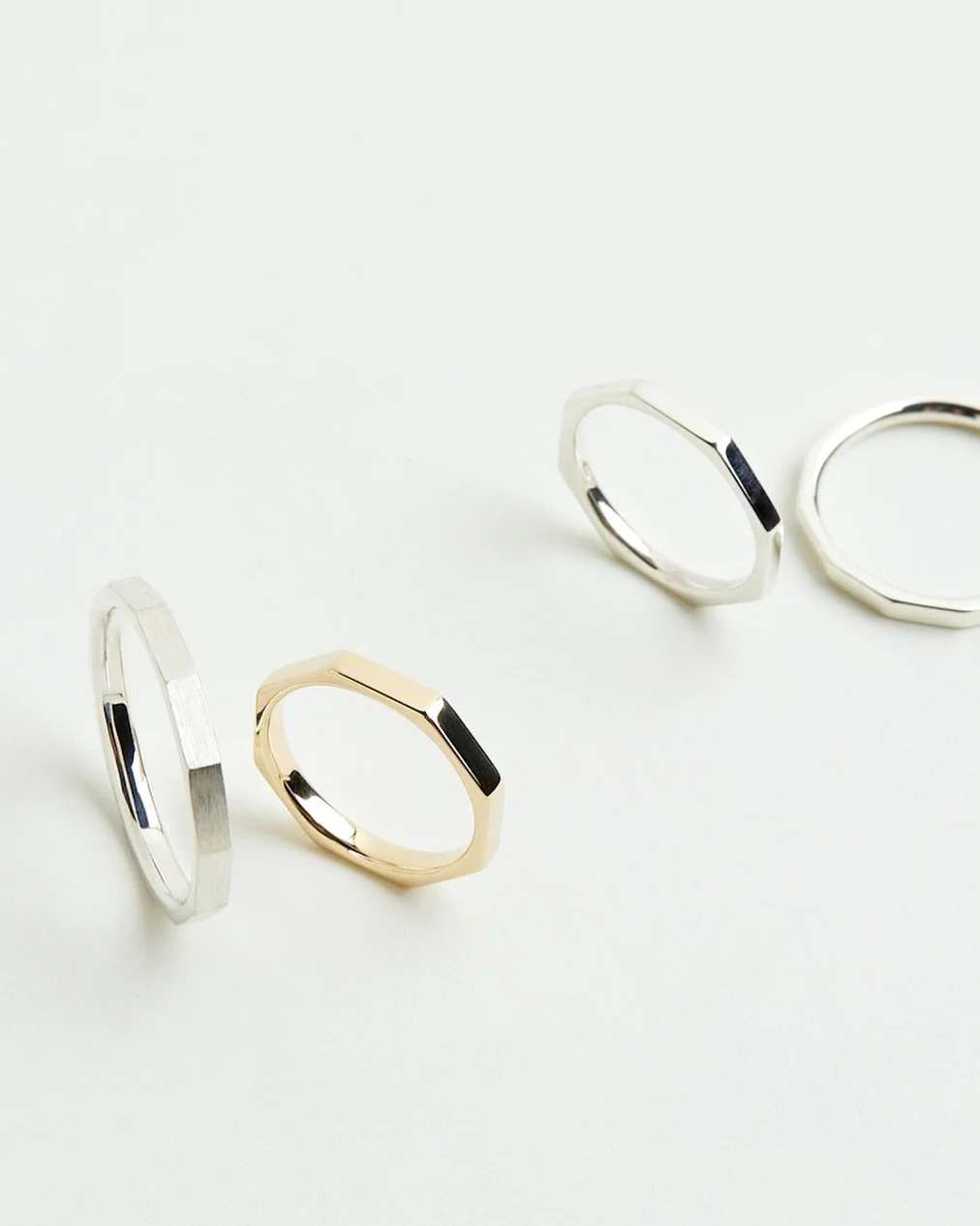 Polygon-family in Silver and gold ✨

#ringNO.8 #ringNO.12 #silverrings #gold #polygon #minimalism #geometricshapes #minimalisticdesign #jewelry #jewellerydesign #handcrafted #goldsmith