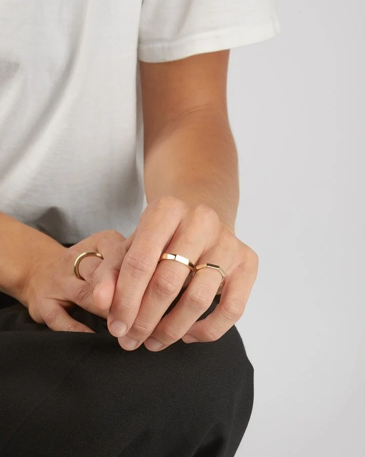 Ring NO.8 in the regular and in an extended version in combination with the ring wave ✨
Model @linalottery_ 🫶

#gold #costumisedjewelry #ringNO8 #ringNO12 #wave #minimalisticjewelry #contemporaryjewellerydesign #goldsmith #handcrafted