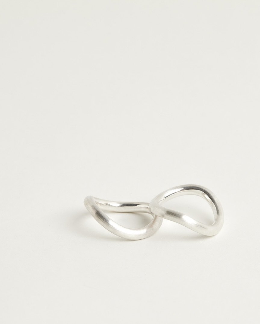 Wave Ring - simple enough for every day, meaningful enough for the most important day.
A simple shape that says more than words: the silhouette of infinity - modern, comfortable and perfect for everyday wear. Or for the day when &bdquo;forever&ldquo;