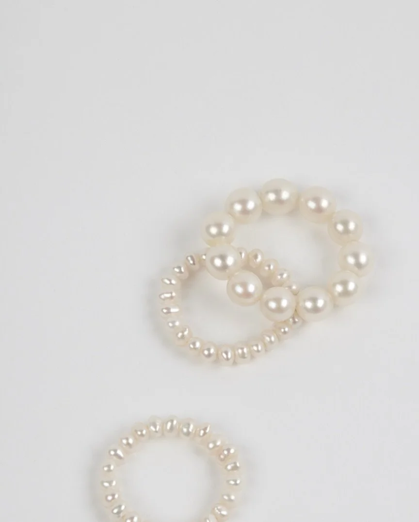 Pearl rings - available in S, M and L with small or large pearls 🤍 Thanks to the flexible stringing on a rubber band, these rings fit several fingers at once!

#pearlring #pearlrings #pearljewelry #perlenringe #handmadejewelry #minimalistjewelry #ri