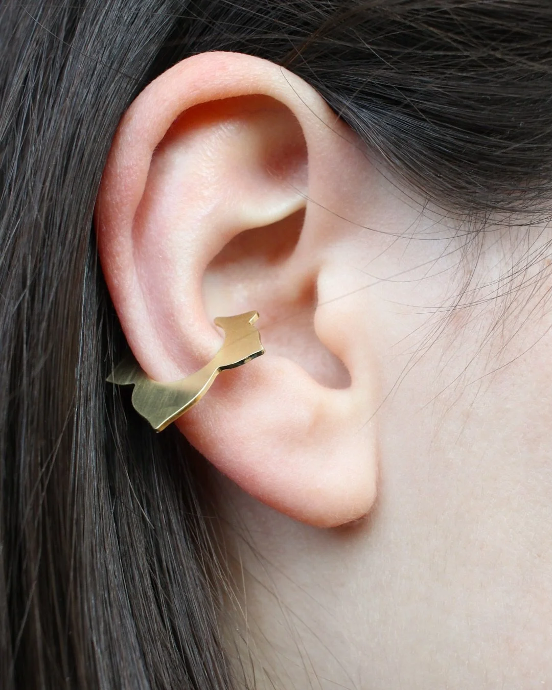 A little story in gold ✨
This ivy leaf&ndash;shaped ear cuff was custom made for @daryjane and gifted to her this weekend for her birthday. Inspired by the Saturn ear cuff from my collection, the design translates an organic leaf into a softly abstra