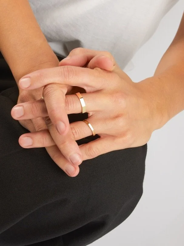 Two takes on my Polygon ring in gold &mdash; classic width vs. extra chunky ✨
And honestly&hellip; stacked together might be my favorite look.

I&rsquo;ve been leaning more into bold, chunky jewelry lately, so now I&rsquo;m seriously considering maki