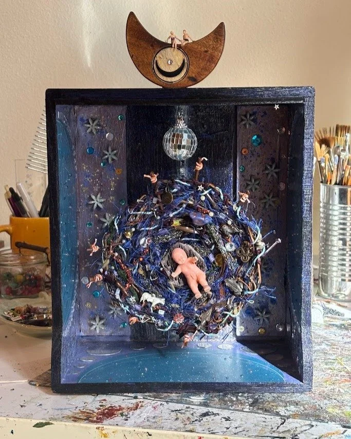 I took advantage of some rare beams of sun in the studio to take a few pictures of my new piece "Origin Story" which offers a poetic and sparkly take on the extraordinary cosmic mystery of how we come into existence.

#assemblage #assemblag