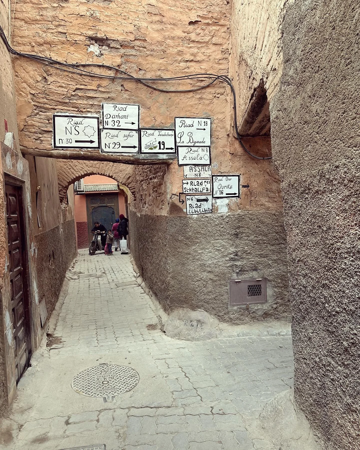 Soon, in the coming months, Riad Salama will be displayed there too. Patience and wisdom, the renovation is a long and laborious project.

Bient&ocirc;t, Riad Salama appara&icirc;tra l&agrave; aussi dans les mois &agrave; venir. Patience et sagesse, 