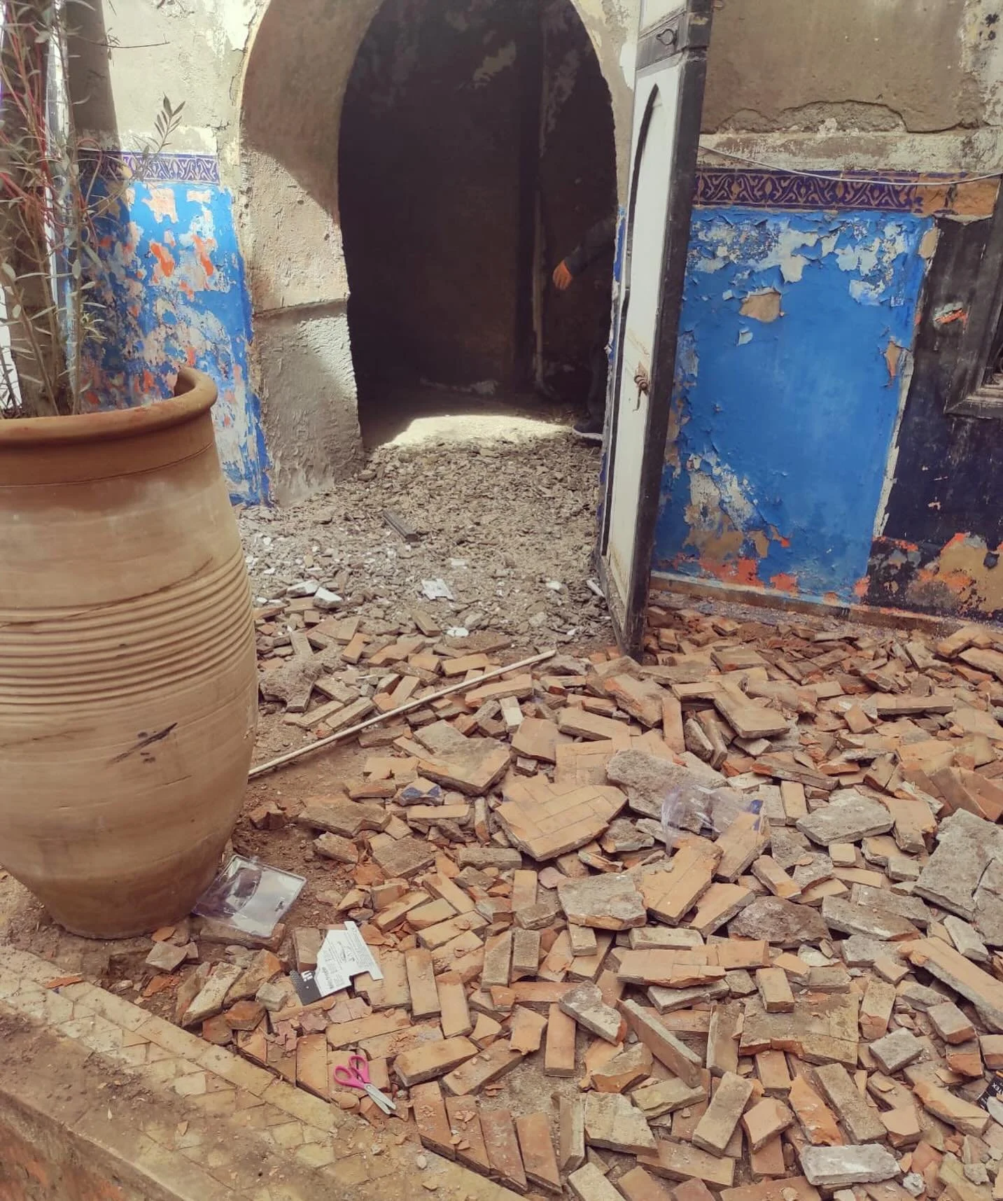 With destruction comes renovation ✨
&bull;

#renovation #riadmarrakech #medina #marrakech #beforeandafter #followthejourney #riadlovers #daralbacha #marrakechstyle #renovationjourney #interiordesign #familyproject #feelthevibes #riadlife #marrakechme