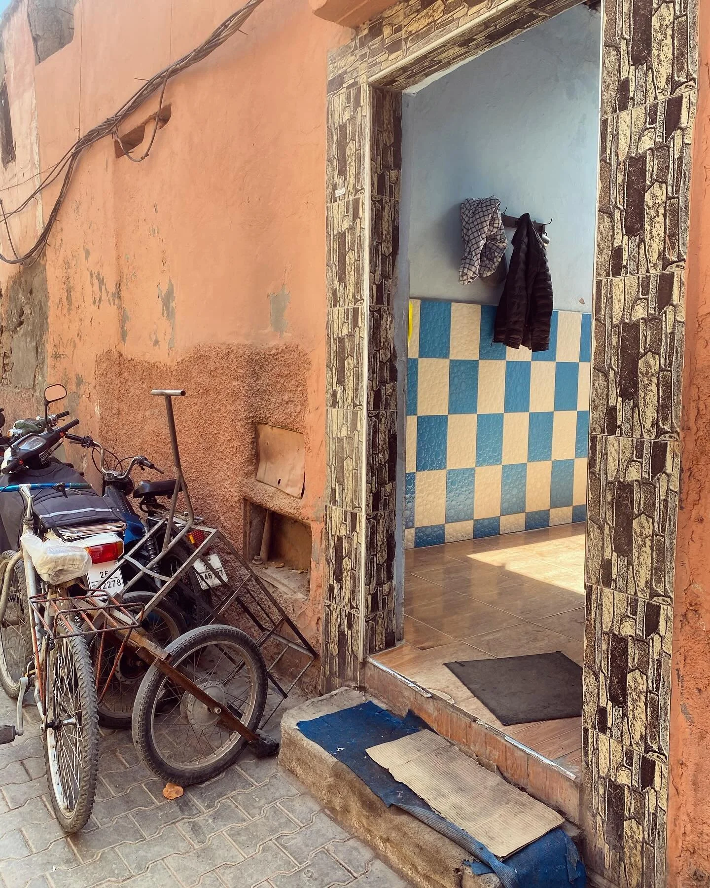 Mix of colors 🩵 
&bull;

#medina #marrakech #colors #tiles #blue #terracotta #streetphotography #marrakechmedina #morocco #travelphotography #takeamoment #newproject #riadmarrakech #renovation #instatravel #familyproject #comingsoon #marrakechandbey