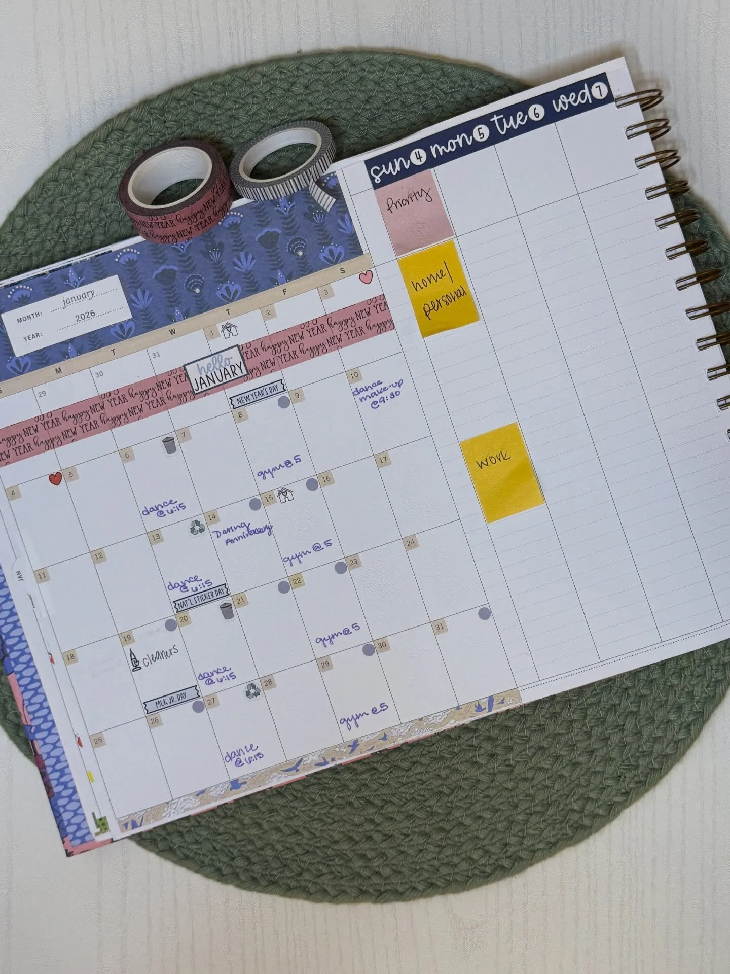 🎊 First spread of 2026! Happy New Year! 🎆 

I&rsquo;m trying to post more of my weekly and monthly spreads this year ❤️ this one&rsquo;s my main squeeze - the Anne from @laureldenise 💞

I kept it pretty simple this month. Check out my entire set u