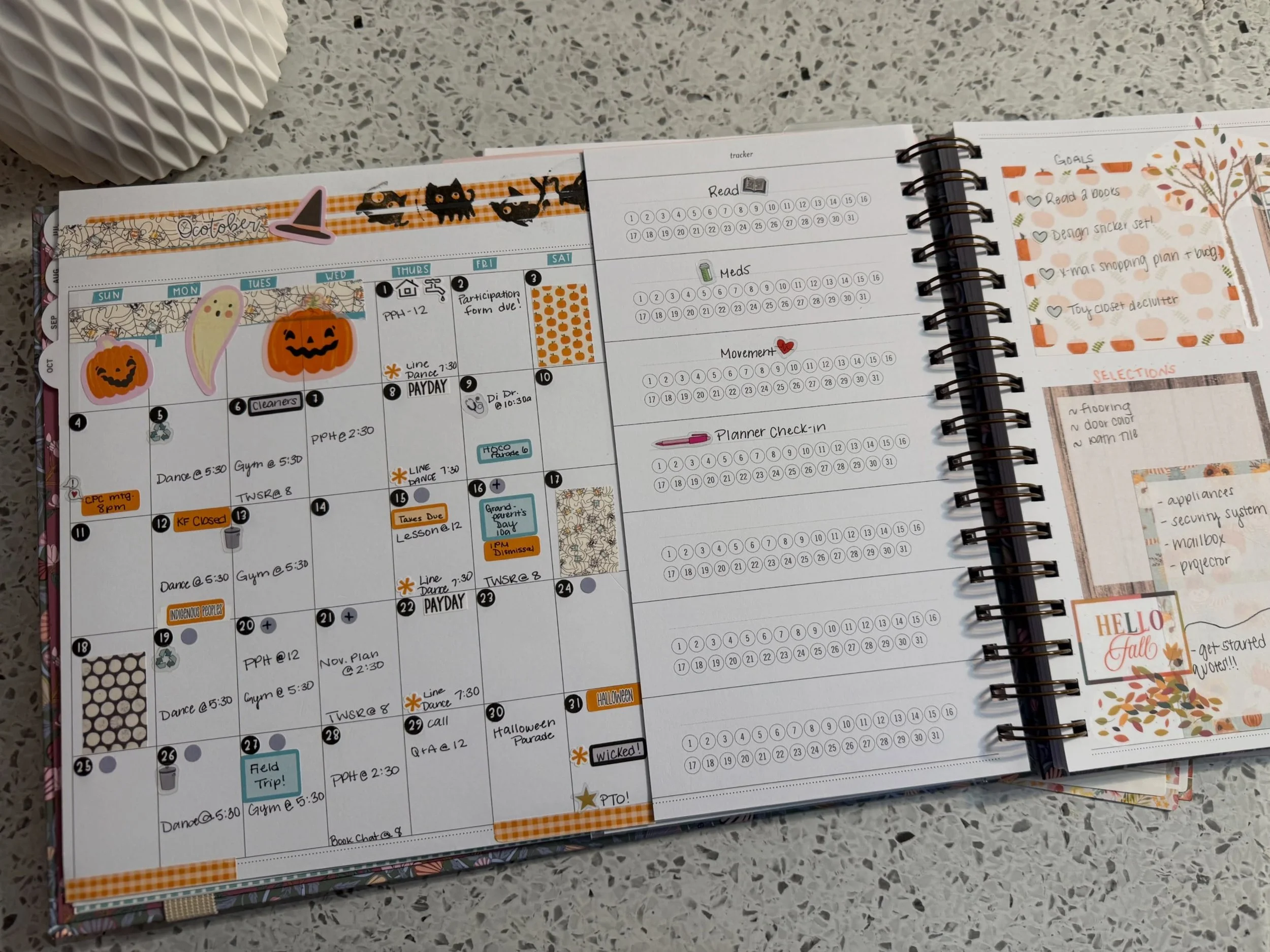 Happy October, planner peeps! 🎃🍁🥧🍬 

Check out how I set this spread up over on my YouTube channel. 🔗 in bio.

Planner: @laureldenise Large Anne // Affiliate code IMPERFECT10 saves you 10%.

#planner #hellooctober #planwithme #stationery #laurel