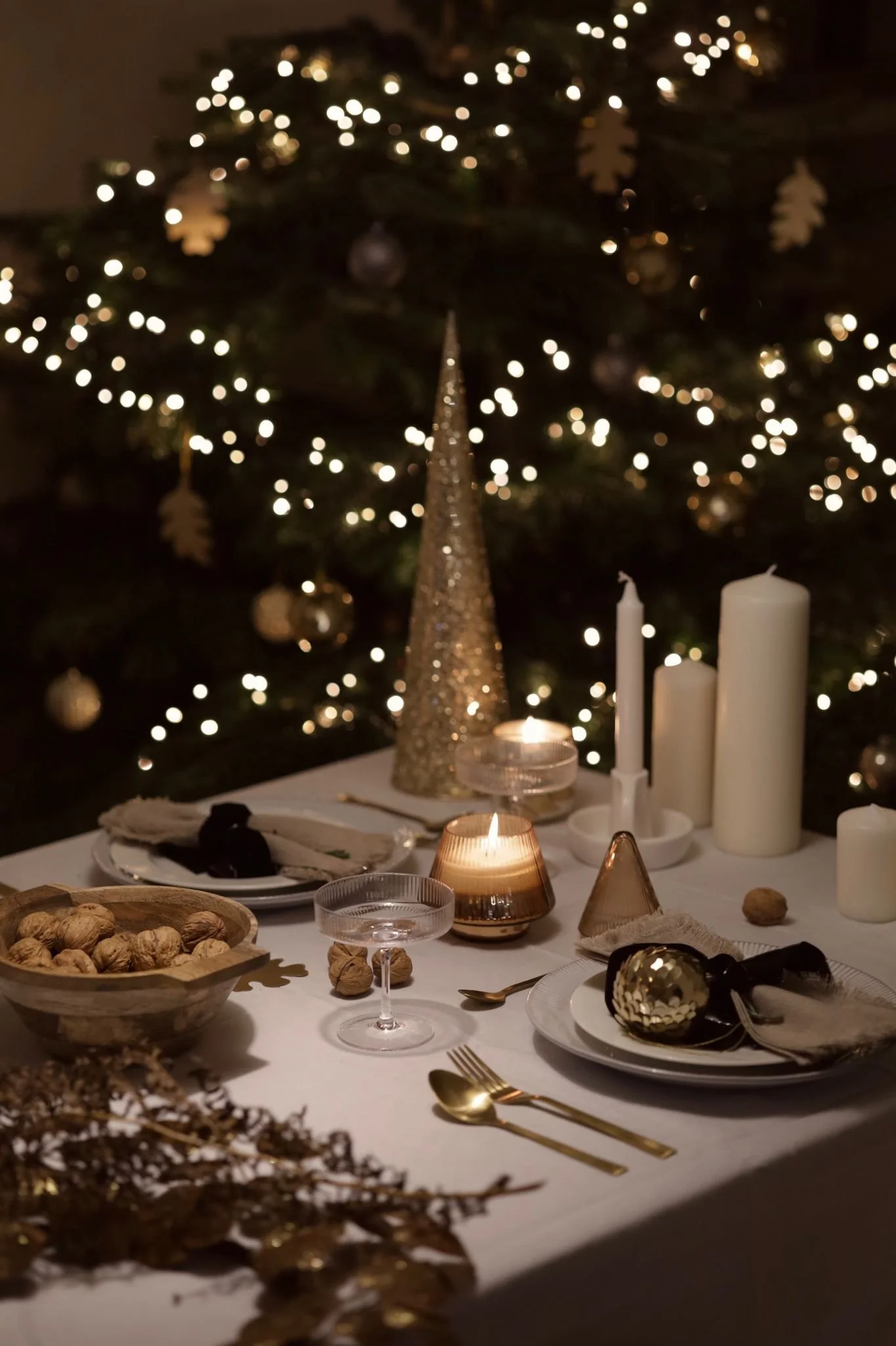 I was invited by Amara to bring their luxury festive collection to life - showcasing their signature homewares and accessories for the Christmas season across my platform. From sustainable, reusable crackers to hand-finished glassware, scented candle
