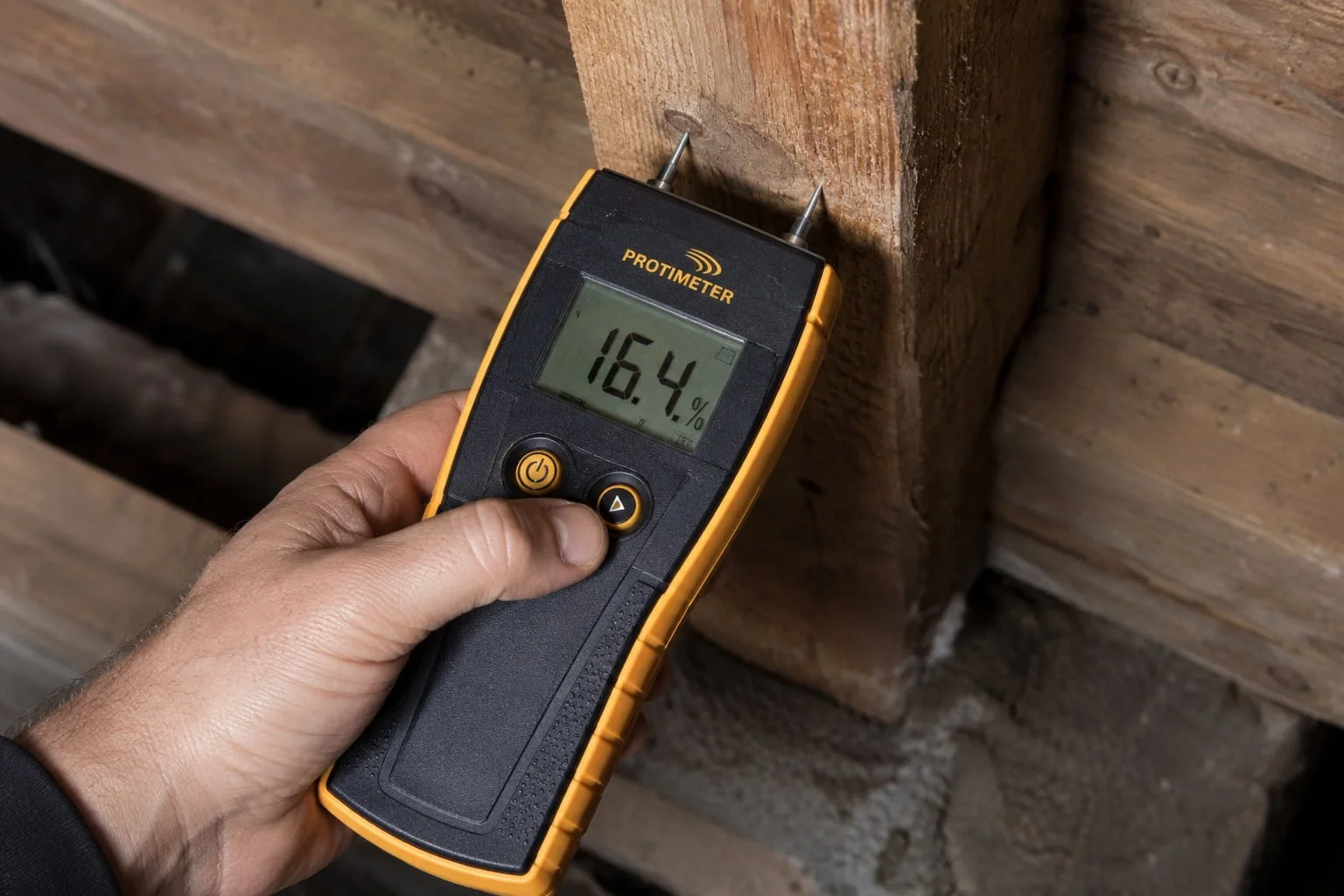 Mesure taux humidité bois avec hygromètre résistancemétrique sur solive de plancher en Normandie