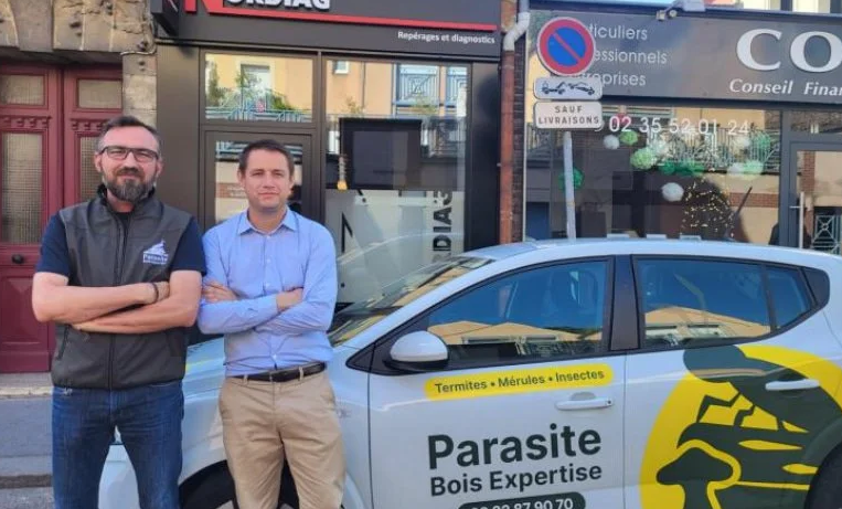 Sébastien Vieuxbled et Jonathan Maubon devant le véhicule Parasite Bois Expertise à Rouen