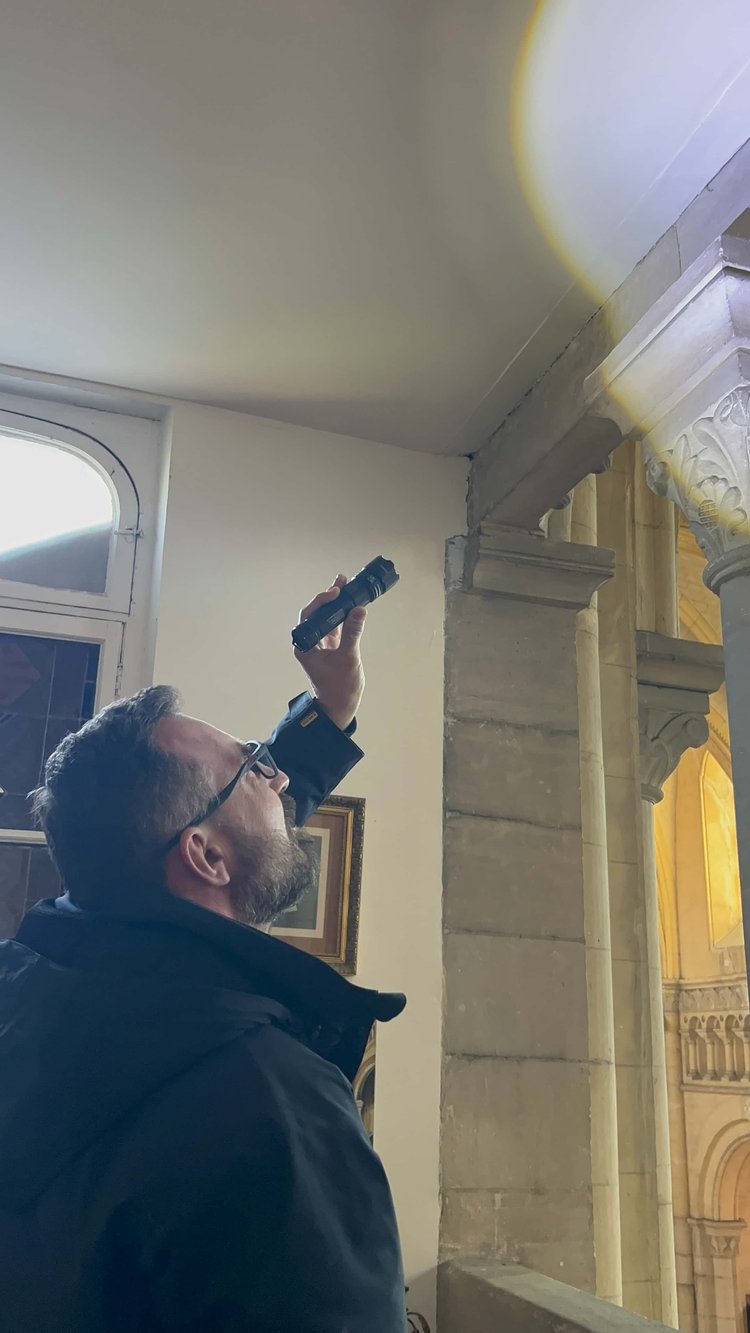 Sébastien Vieuxbled inspectant les boiseries à la lampe