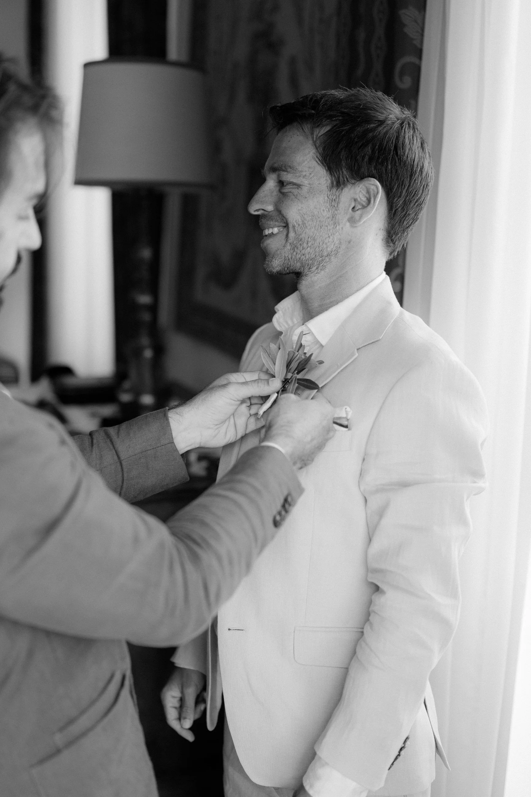 Mirjam und Kevin_getting ready_MarinaUrbanFoto-567.jpg