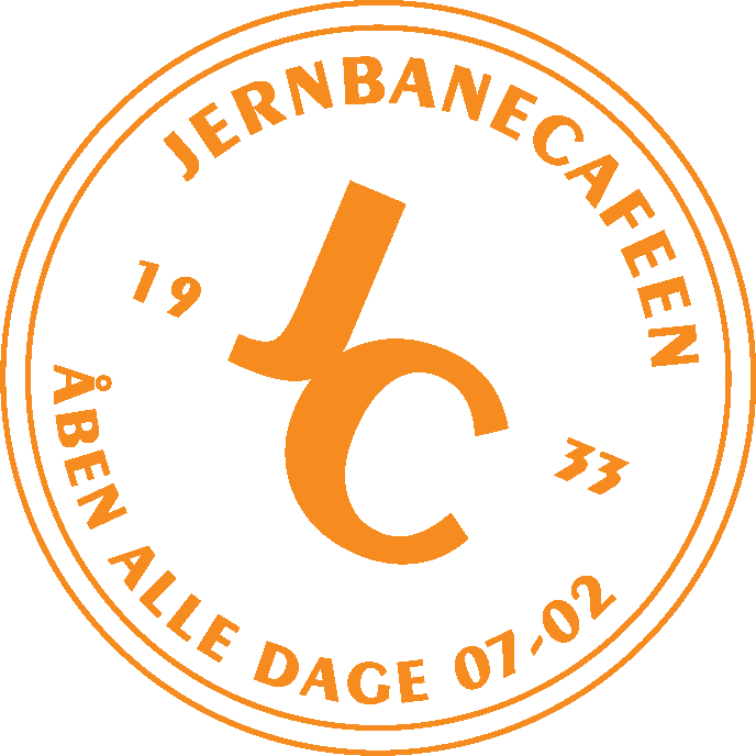 Logo for Jernbanecaféen med teksten 'Jernbanecaféen, Åben alle dage 01.02', med en sort baggrund og orange tekst og design.
