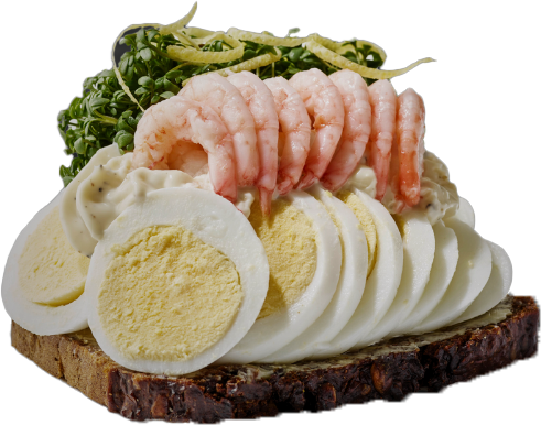 Æg og rejer med økologiske æg med håndpillede rejer, citronmayonnaise og karse.