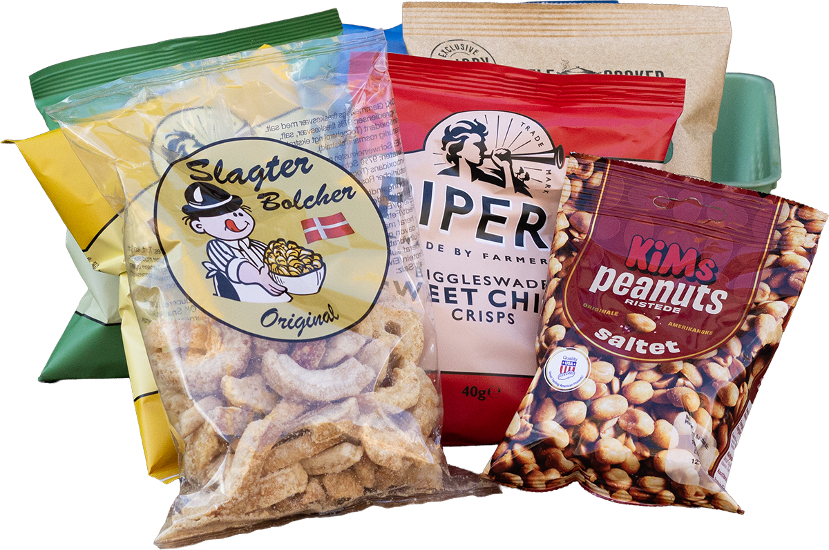 Poser med salty snacks, herunder cornflakes, pistacienødder og peanuts.