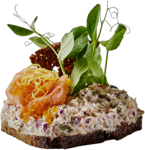 Kold- og varmrøget laks, creme fraiche, mayonnaise, kapers, løg, ørredrogn og rugbrødschips.