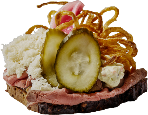Roastbeef med pickles, hjemmelavede stegte løg, agurkesalat og peberrod.