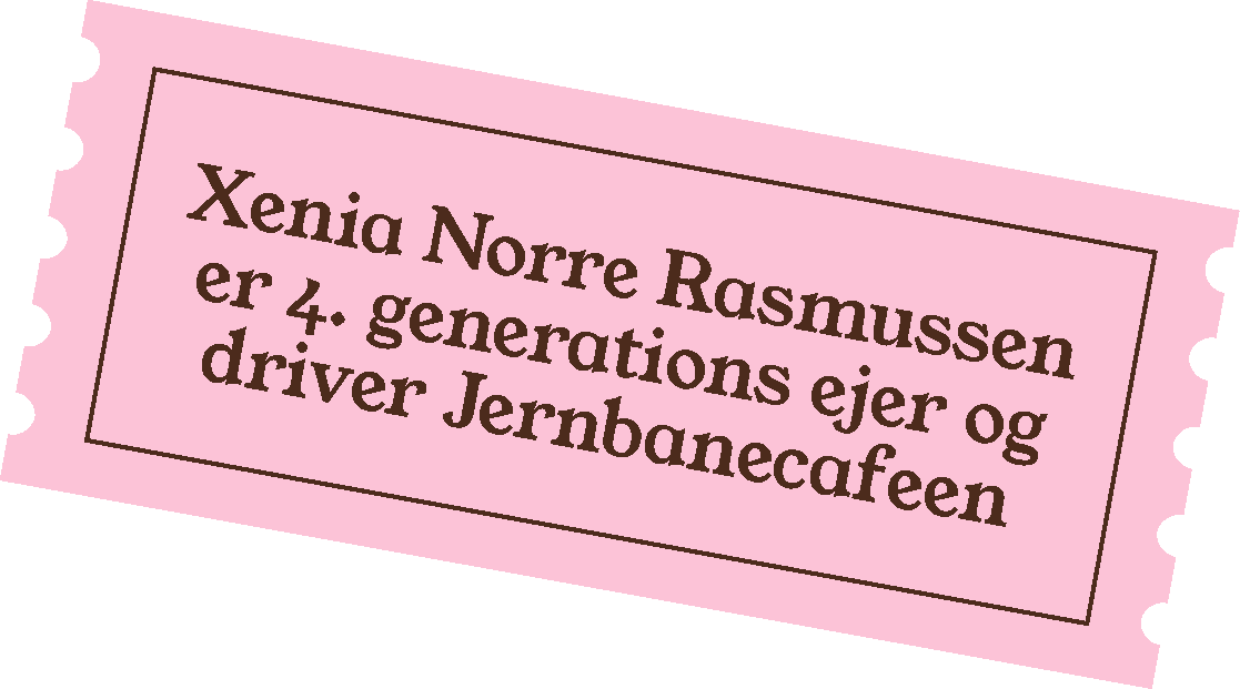 Lyserød billet med teksten: "Xenia Norre Rasmssen er 4. generations ejer og driver Jernbane caffeen."