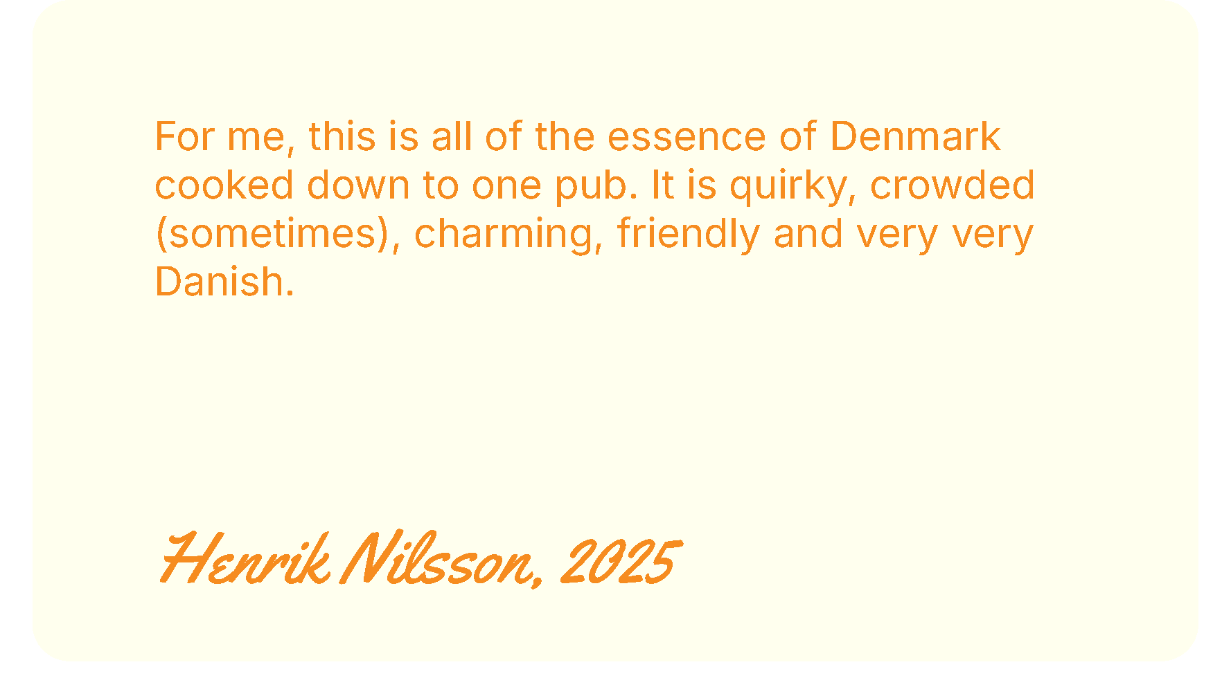 Citat om Danmark skrevet med orange tekst på en lys baggrund, underskrevet af Henrik Nilsson, 2025.
