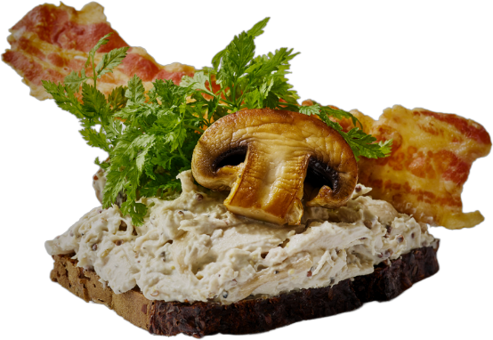 Hjemmelavet hønsesalat med økologisk bacon og kørvel.