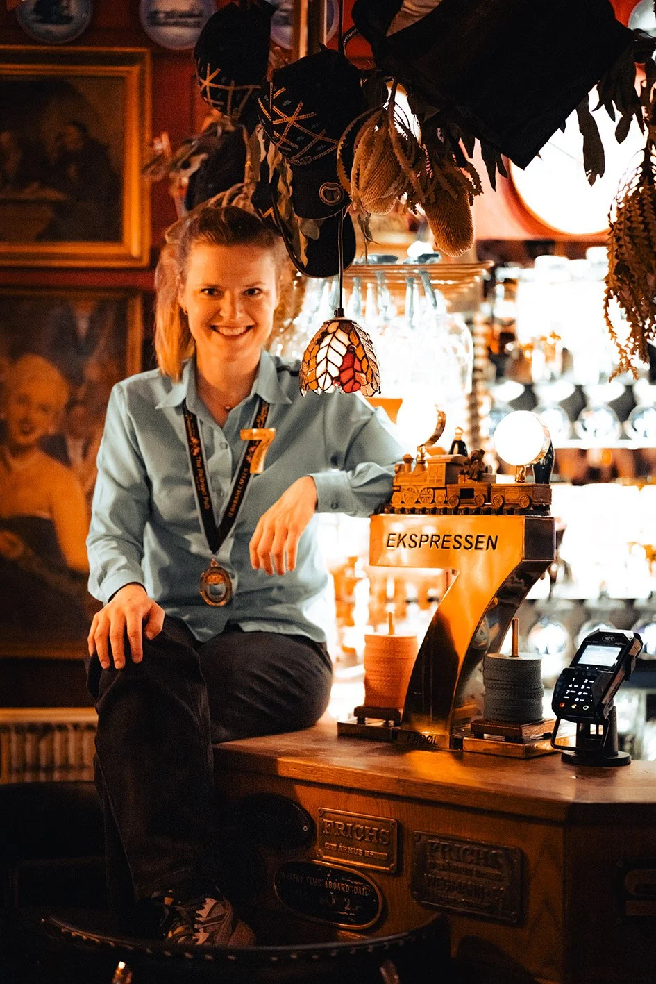 Smilende kvinde i en bar
