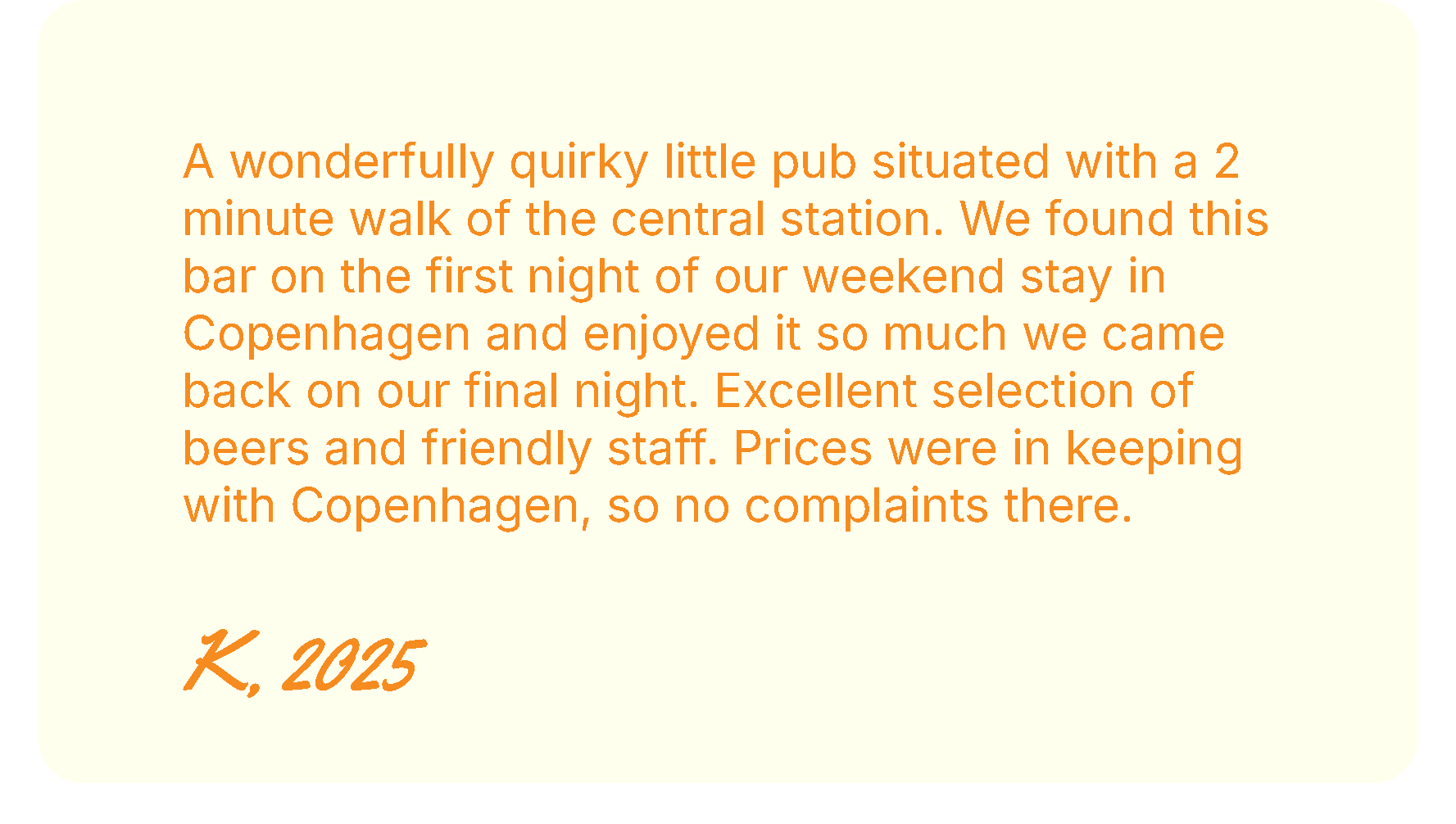 Billedtekst i en lysegul boks med orange tekst, der beskriver en hyggelig bar i København og en weekendoplevelse med øl. Der står også 'K, 2025' i bunden.