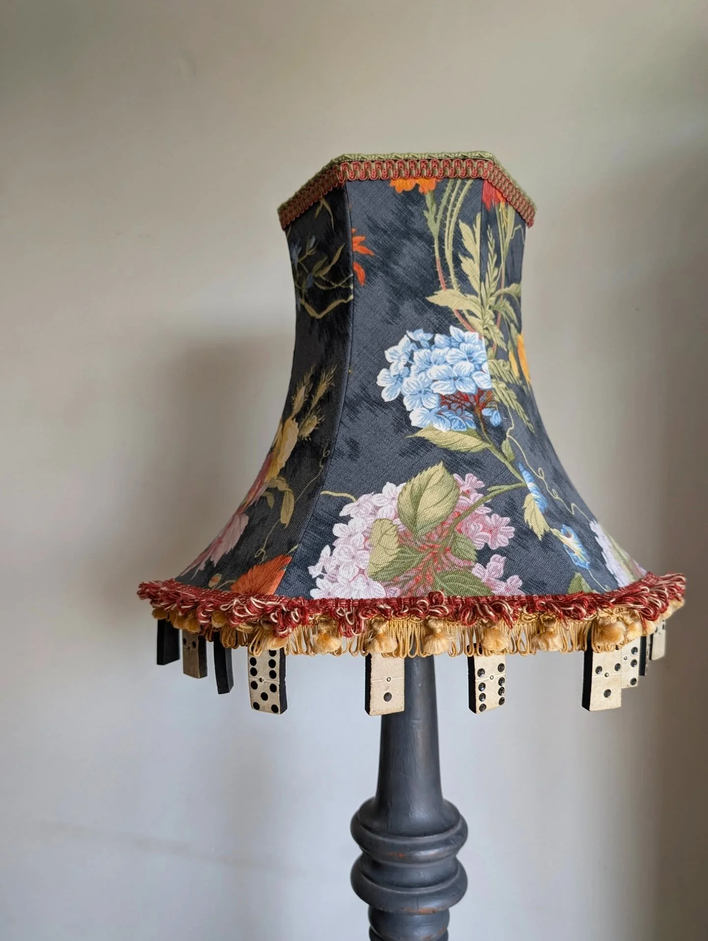 I've been working on this piece for a while and finally managed to finish it today. But pictures taken on my crappy phone just don't do it justice 🥲 she's a beauty! 

The panelled lining and outer layer are both made from charity shop scavenged fabr