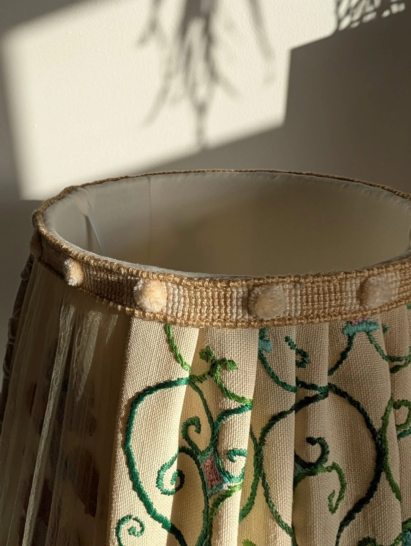 Finito 🤌

I lovee this piece. 

The layers, the textures, the delicacy.

Hours of love have been poured into this little thing.... Where will she end up? 

Vintage/second hand everything, as always.

Excuse the fringe that needs ironing, the lightin