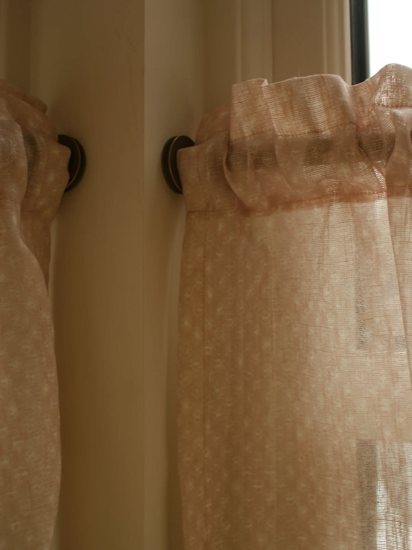 Some sweet, simple curtains I made recently for @hannahfbird @harrybird 

Adding some softness to a corner with a lot of hard lines. Don't they look lovely?! 

#seamstress #artist #textiles