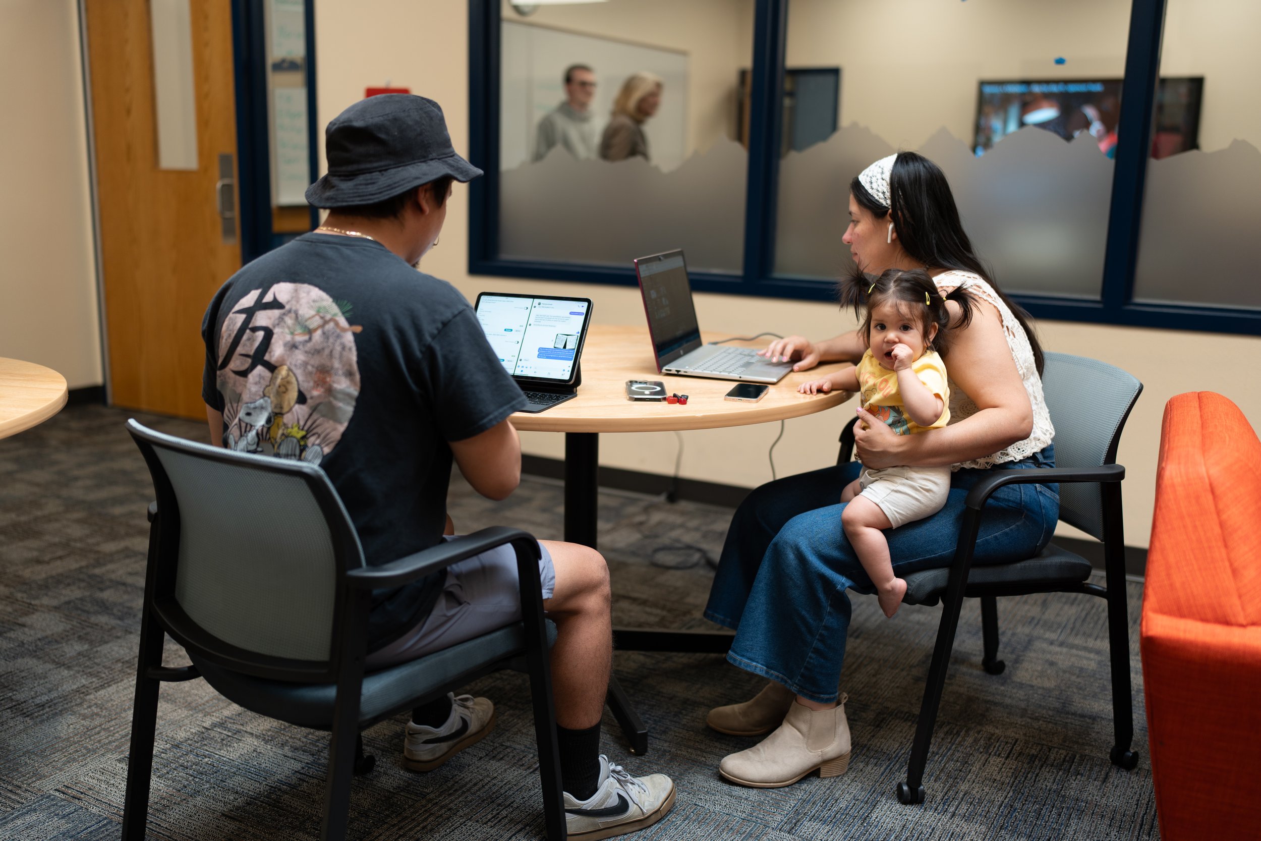 Diné Bizaad students Moriah and Tim Arthur and their daughter Athaylia recording their intergenerational story of Diné identity and relationships to Diné Bizaad in collaboration with the Story Center.