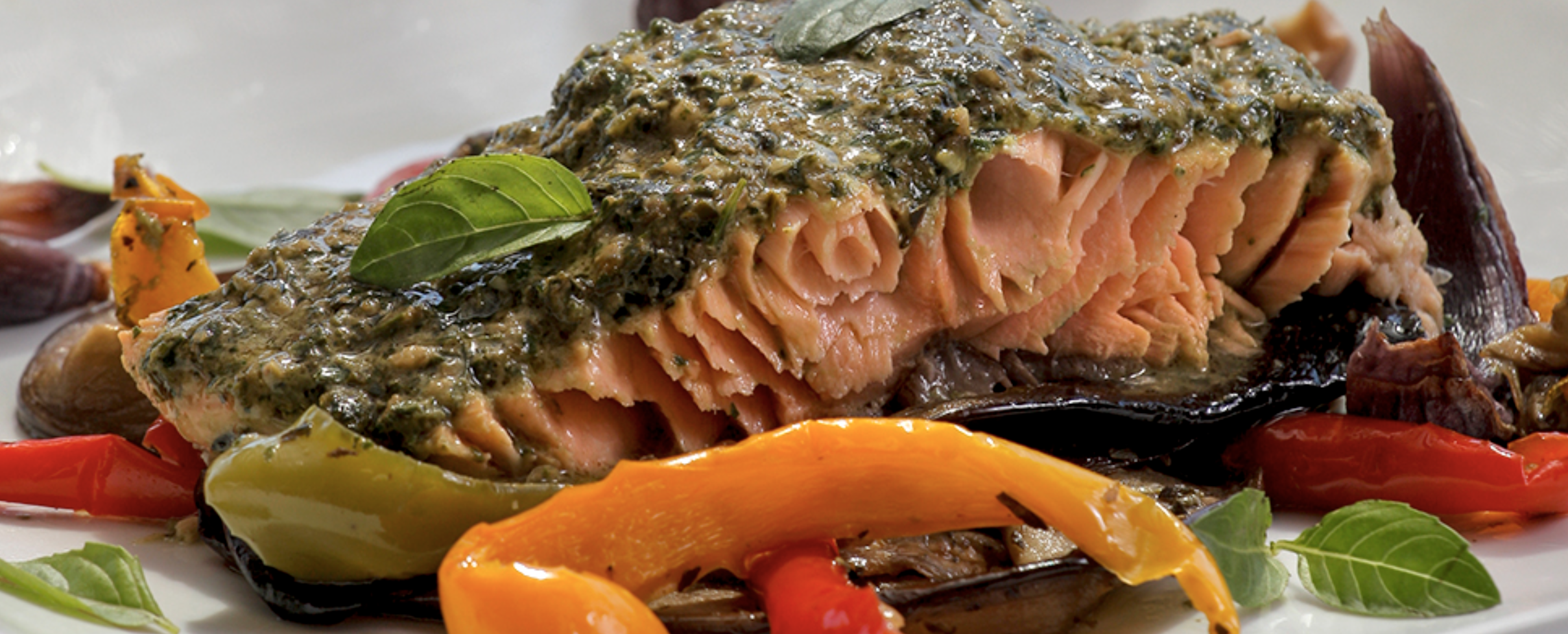 Salmón de Chile marinado ao pesto