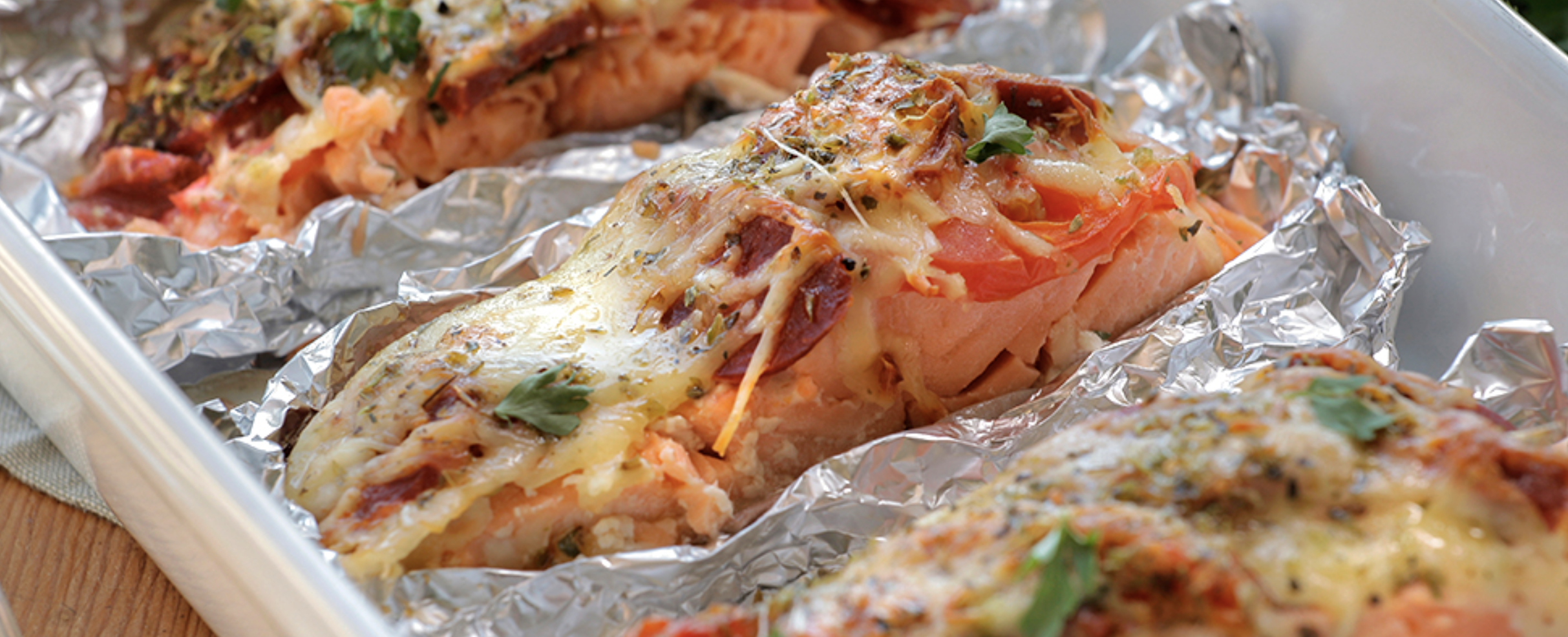 Salmón de Chile embrulhado, no forno