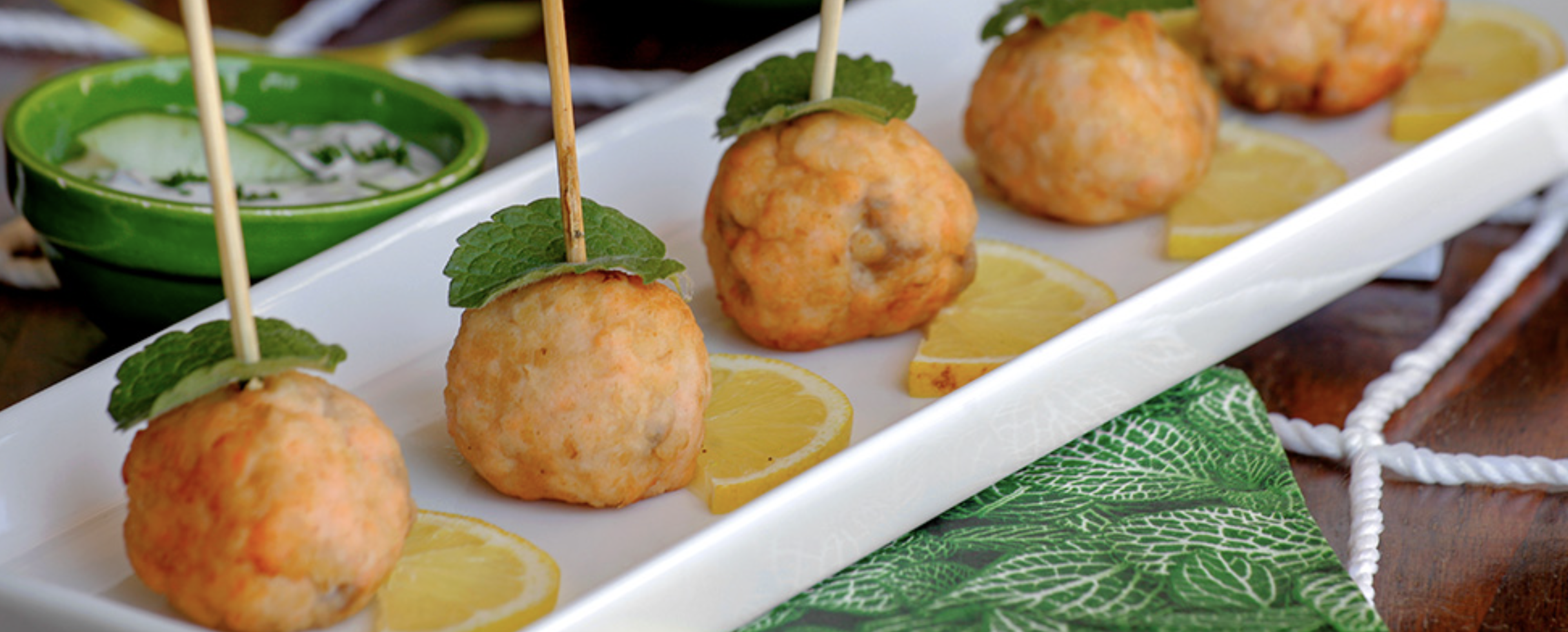 Almondega de Salmón de Chile com molho de iogurte e pepino