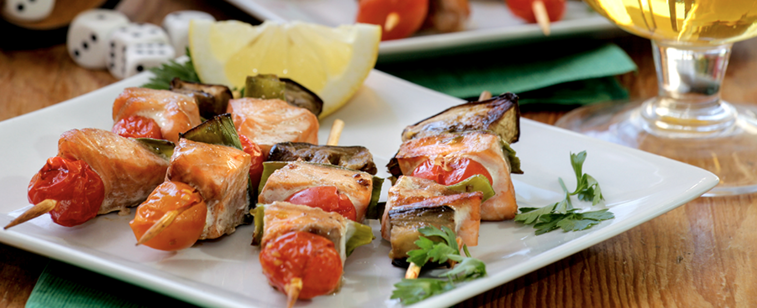 Mini espetos de Salmón de Chile e legumes assados