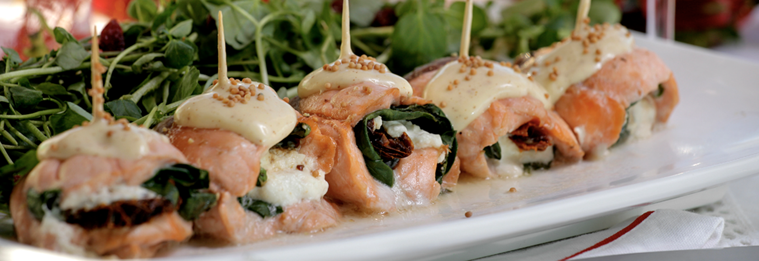 Rolos de Salmón de Chile de pimenta com espinafre e tomates secos