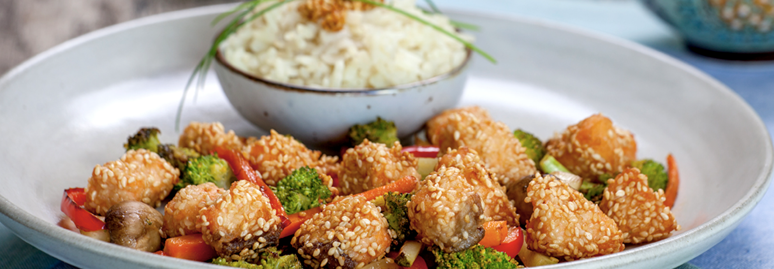 Salmón de Chile salteado com gergelim e legumes