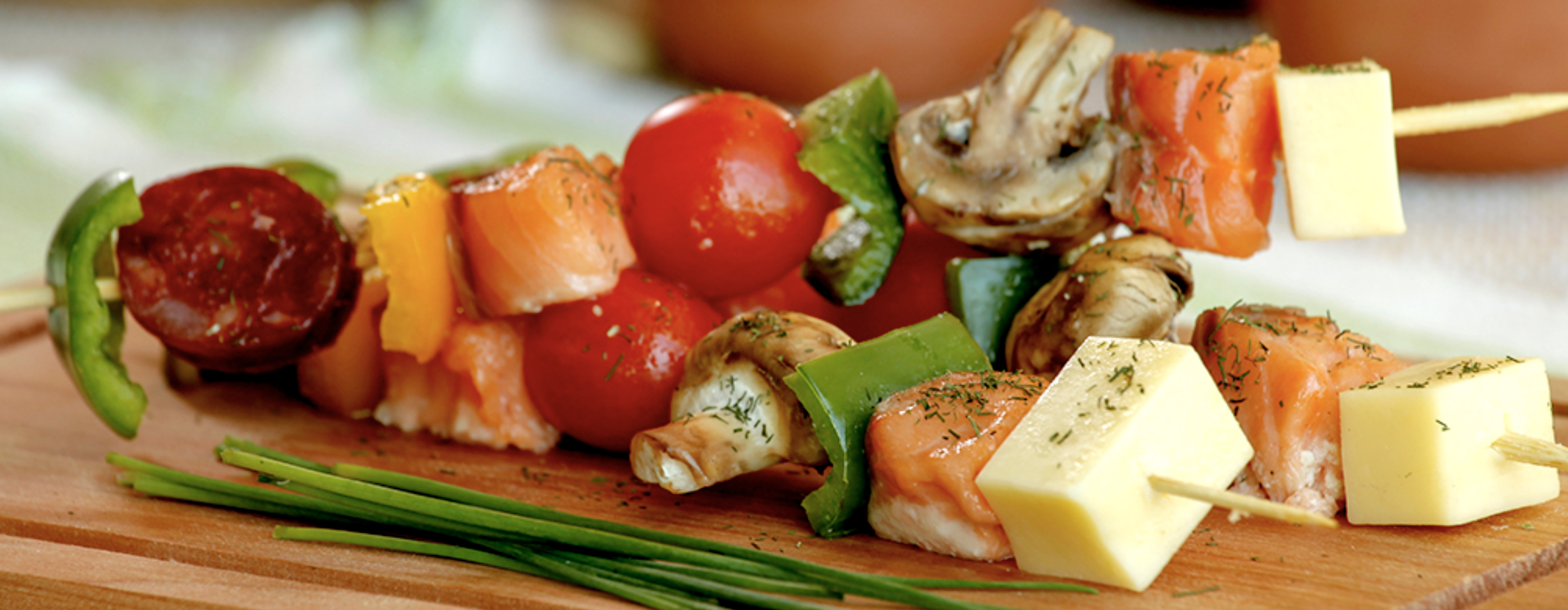 Espetinho de Salmón de Chile – linguiça, tomates cereja, champignon e queijo cheddar