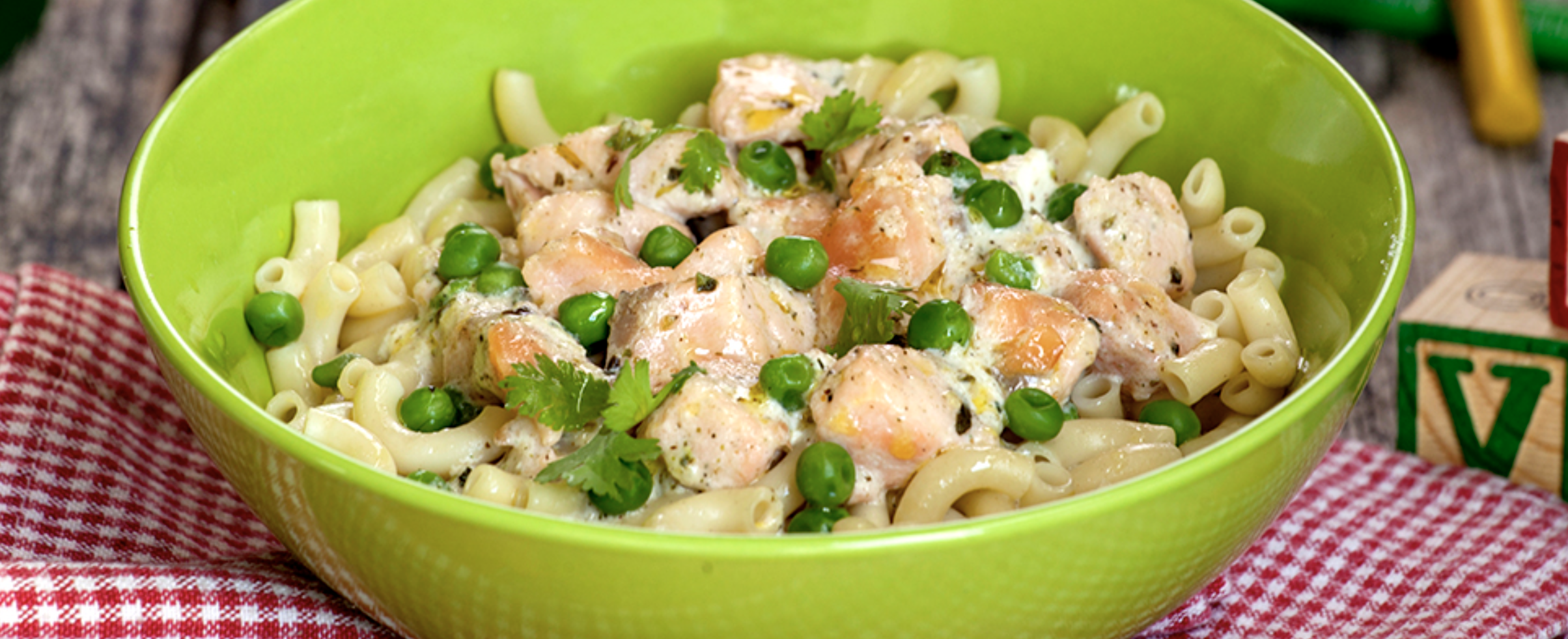 Macarrão alfredo com Salmón de Chile