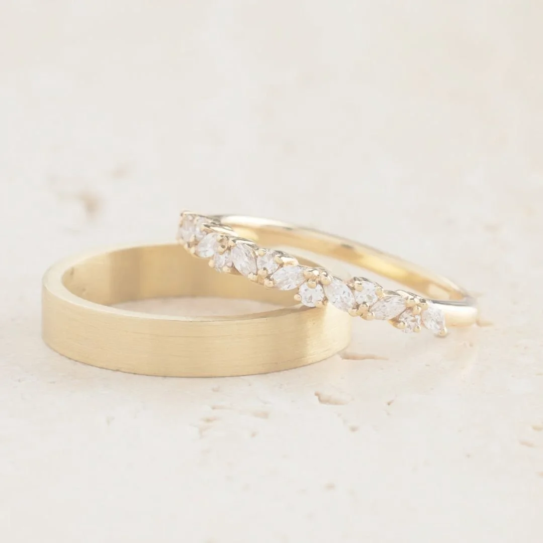 Drie verschillende foto's van trouwringen sets met diamanten