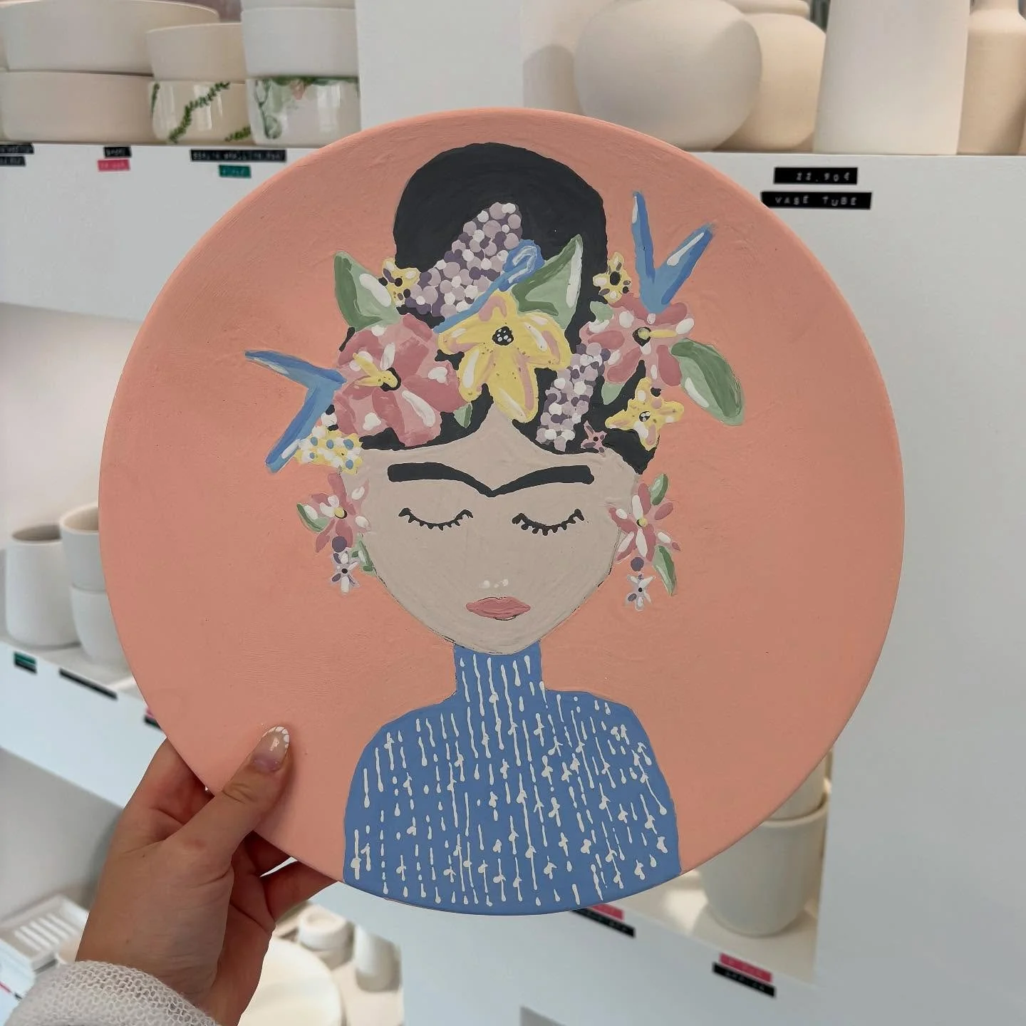 Na? K&ouml;nnt ihr erkennen wer hier gemalt wurde? Wir finden das Ergebnis super! 🌻 #keramik #ceramics #keramikliebe #potterypainting #selfmade #art #saarlouis #saarland #keramikselberbemalen #keramikselbstbemalen #friedakahlo #studiokonfetti