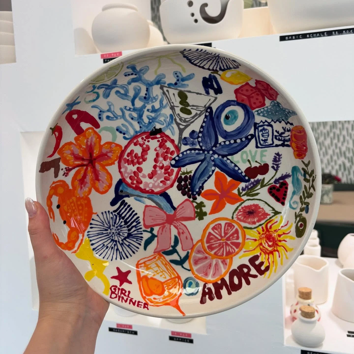 Girl Dinner! We love it! #keramik #ceramics #keramikselbstbemalen #keramikselberbemalen #potterypainting #art #girldinner #studiokonfetti #saarlouis #saarland #ceramiclove