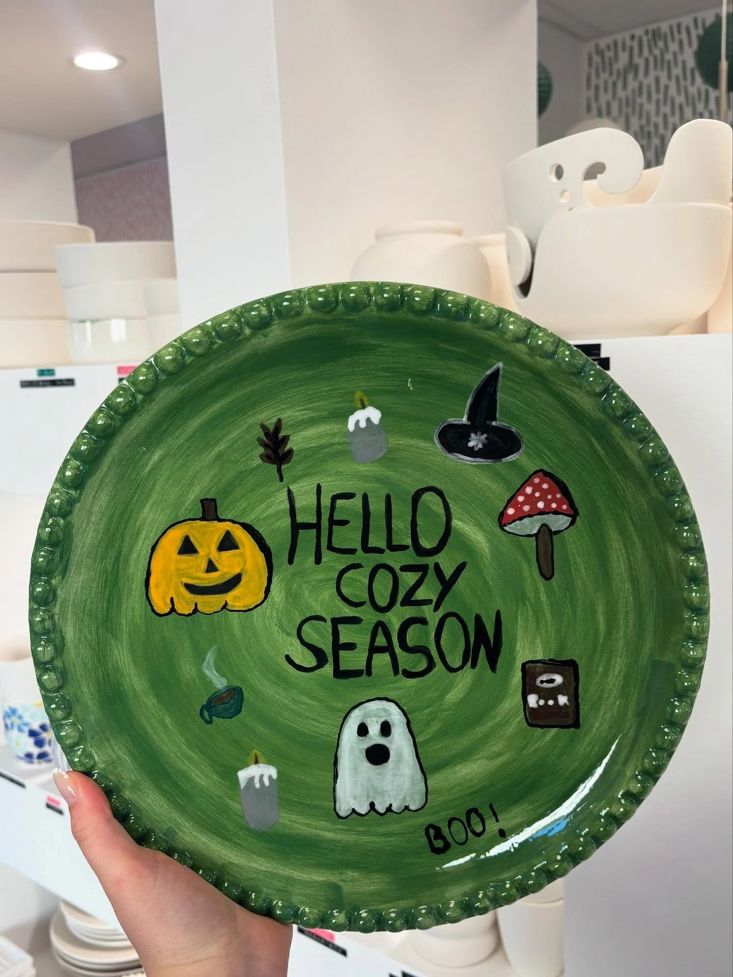 Wir l&auml;uten den Herbst ein! 🍁🍂🍃Jetzt ist spooky und cozy Season! 👻🎃🫖 #keramik #keramikselbstbemalen #keramikbemalen #potterypainting #potterypaintingstudio #ceramic #ceramicstudio #keramikliebe #art #selbstgemacht #saarlouis #saarland #stud
