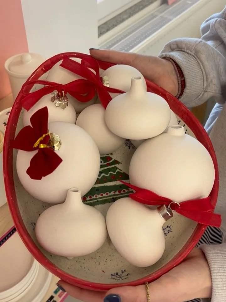 Alle Keramiken die bis zum 30.11 gemalt werden, sind noch vor Weihnachten fertig. 🎄❄️☃️💫
Wenn ihr also noch ein paar Weihnachtsgeschenke oder eure eigene Weihnachtsdeko zaubern wollt, dann bucht euch noch schnell einen Termin 🎁🎄🛷
Den Link findet